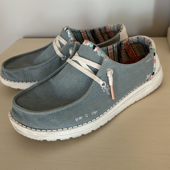 Hey Dude Chambray with Aztec Print. Size 8 - Picture 4 of 10